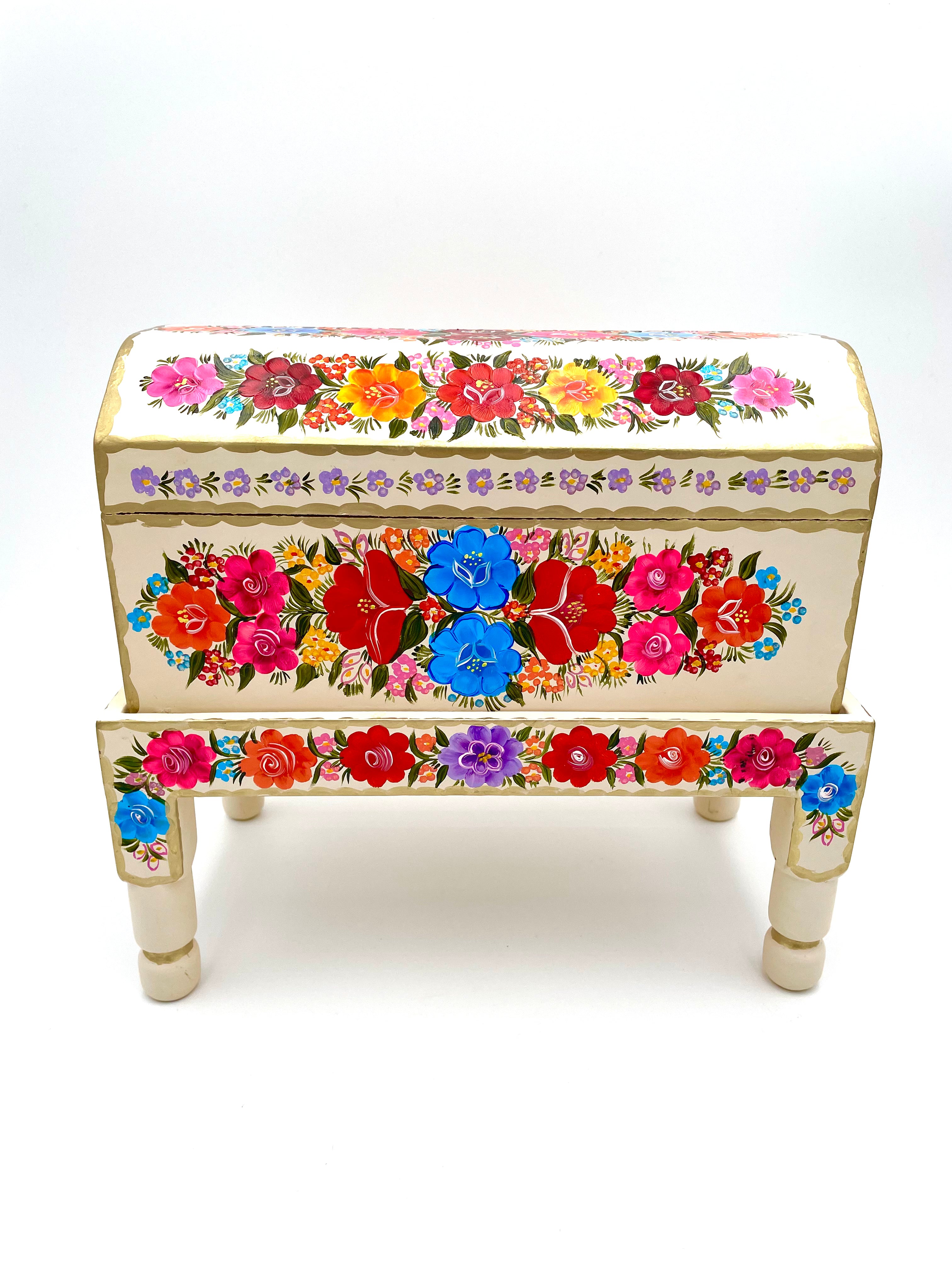 Beige wood trunk with flowers (L)