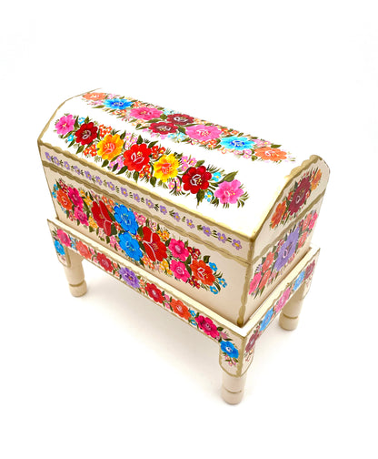 Beige wood trunk with flowers (L)