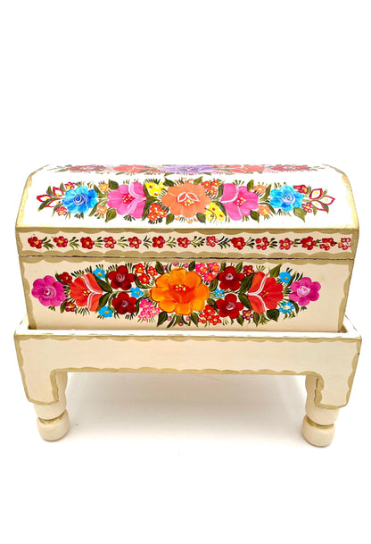 Beige wood trunk with flowers (M)