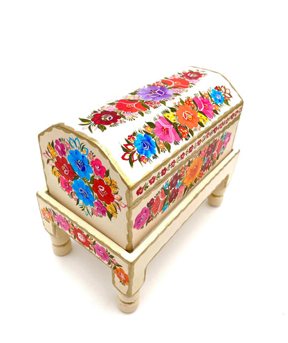 Beige wood trunk with flowers (M)