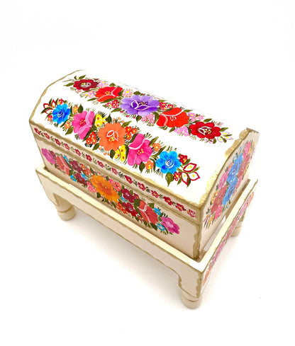 Beige wood trunk with flowers (M)