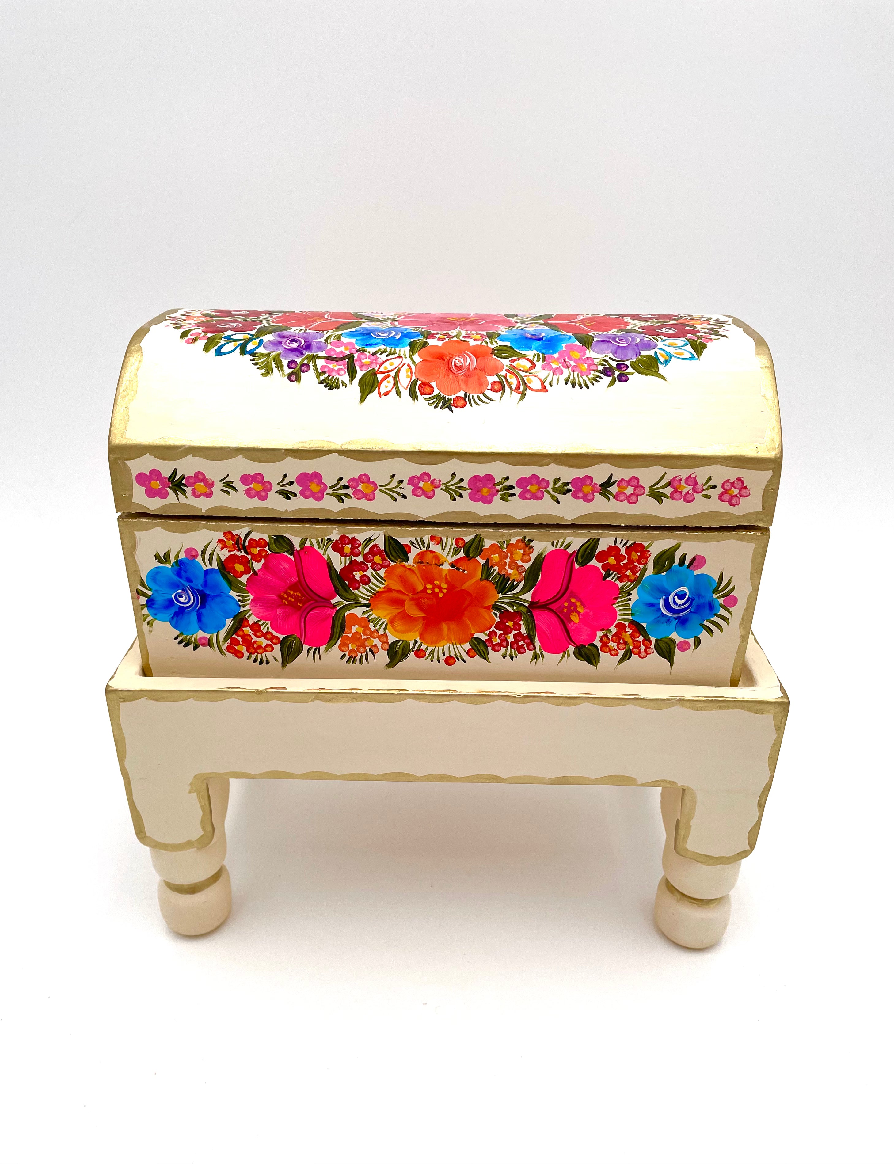 Beige wood trunk with flowers (S)