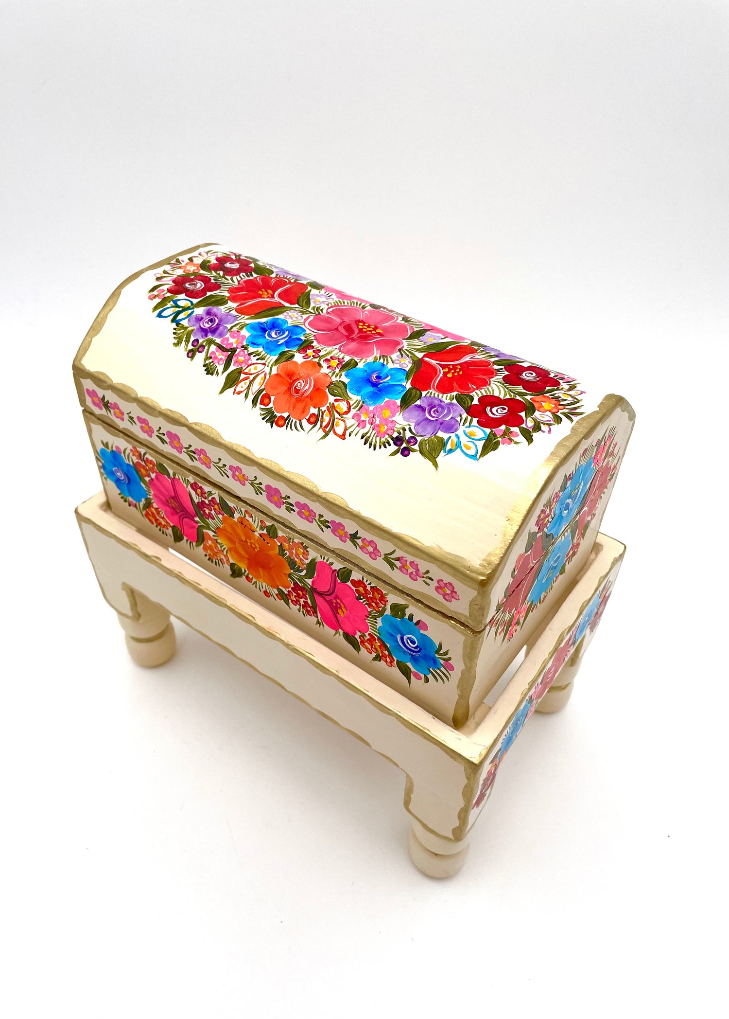 Beige wood trunk with flowers (S)