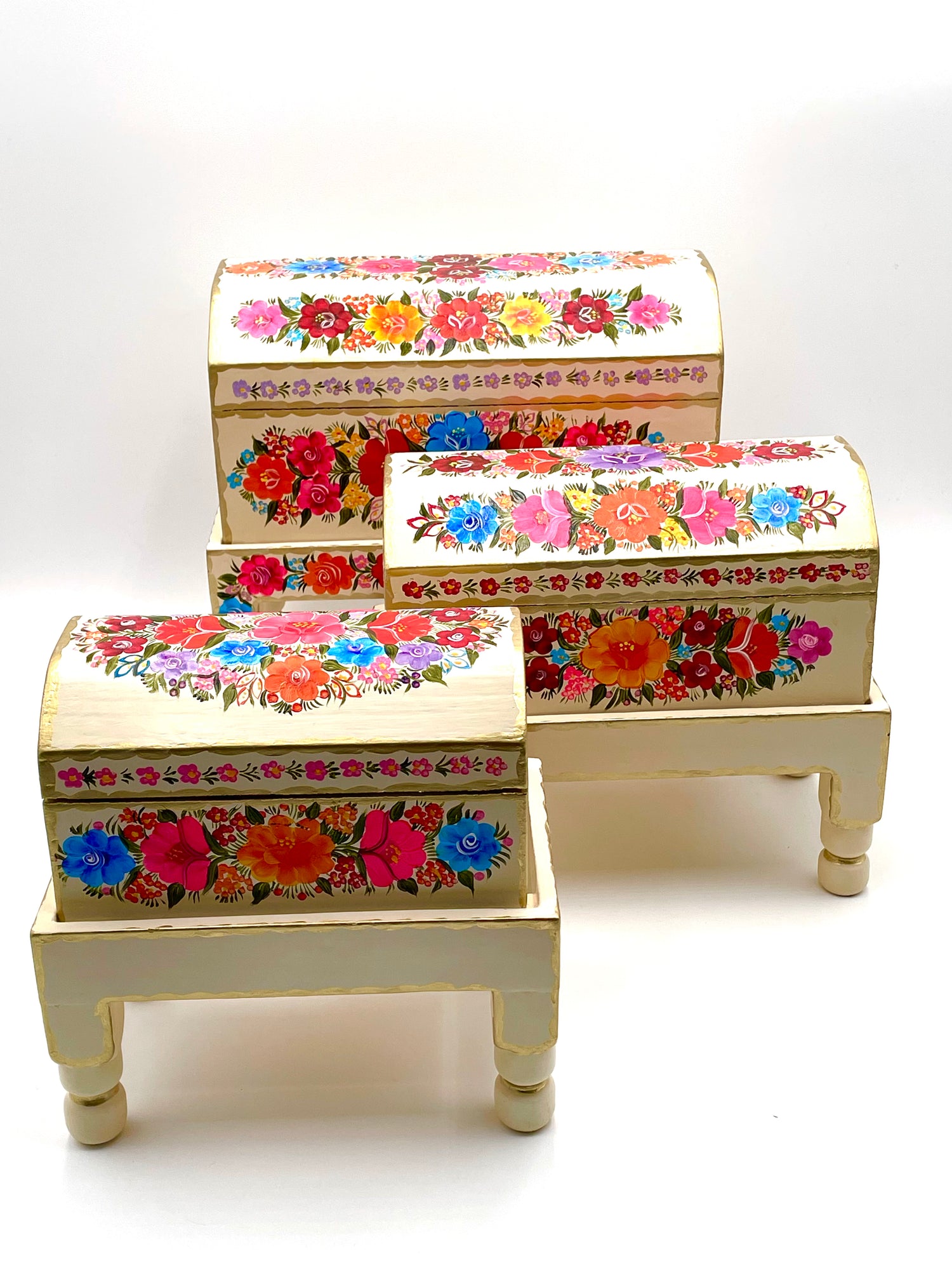 Beige wood trunk with flowers (S)