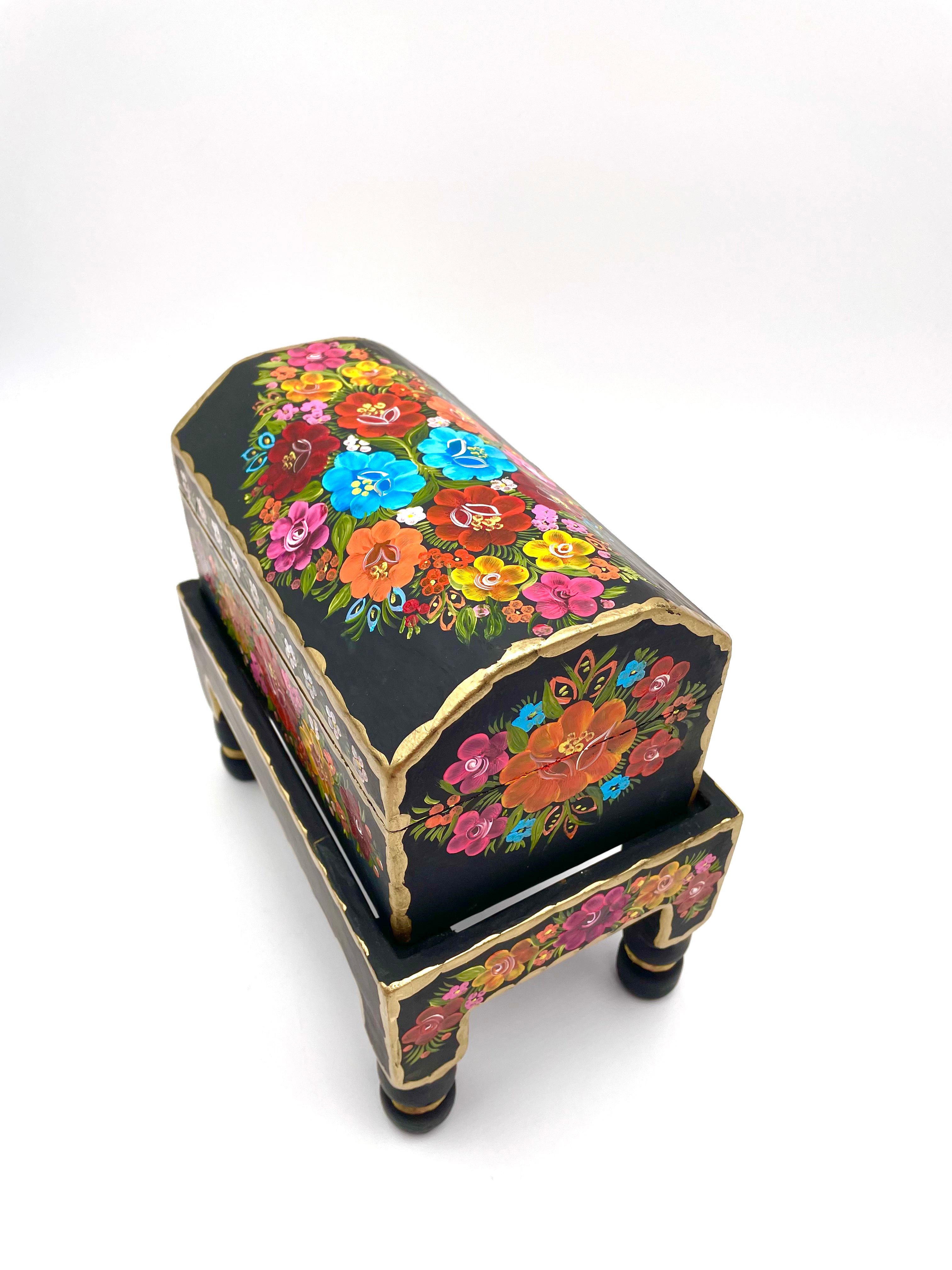 Black wood trunk with flowers (S)